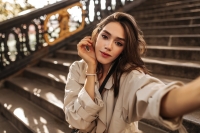 Tijdloze kledingstukken: 10 essentiële Items voor een duurzame en stijlvolle garderobe