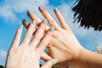 Aura nails en cat eye nails domineren dit nagelseizoen