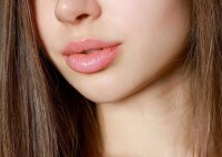 Vinyl lips is de glanzende lippentrend van deze zomer