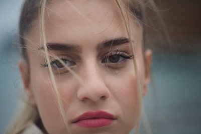 Blonde wenkbrauwen zijn de gedurfdste trend van dit najaar